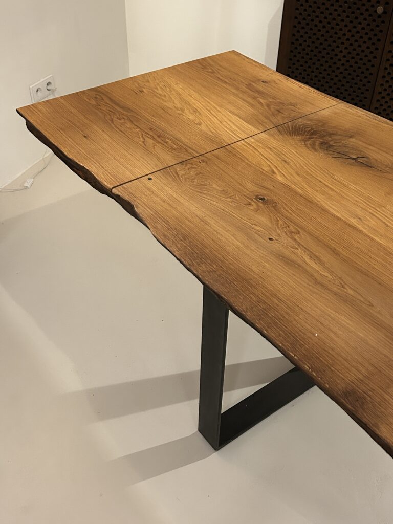 Table en chêne brut de tranche